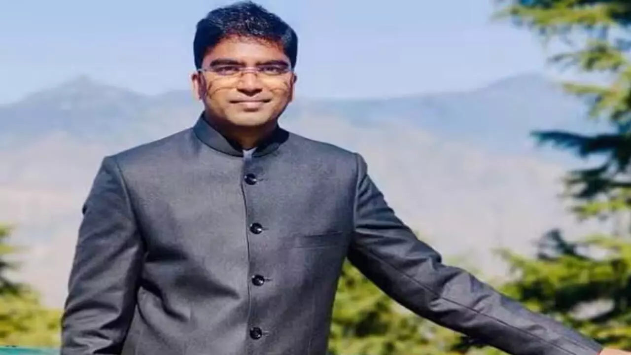 IAS Ansuman Raj News: IAS अधिकारी को घूस… मिठाई के डिब्बे में रिश्वत लेकर पहुंचा पूर्व पंचायत सदस्य, अफसर ने बुलवा ली पुलिस