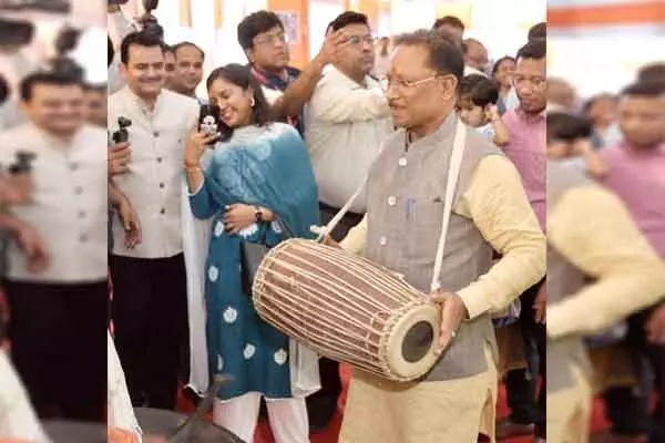 Chhattisgarh News: ..और मांदर पर थाप देते हुए थिरकने लगे सीएम विष्णुदेव: सचिव और सीपीआर के साथ राज्योत्सव के स्टालों का किया निरीक्षण