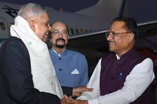 Chhattisgarh News: उपराष्ट्रपति धनखड़ पहुंचे रायपुर, एयरपोर्ट पर राज्यपाल और सीएम ने किया स्वागत