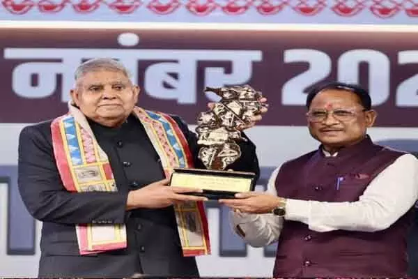 Chhattisgarh News: उप राष्ट्रपति ने की जमकर सराहना: कहा- छत्तीसगढ़ देश के लिए एक मिसाल, यहां विकास के नये कीर्तिमान बन रहे