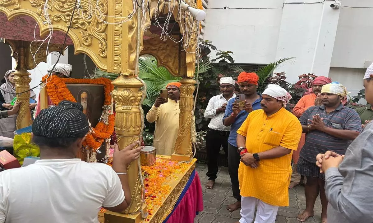 Guru Nanak Dev: स्वंयेसवकों ने गुरुनानक देव के कृतित्व को याद किया, संघ कार्यालय पहुंची शोभायात्रा