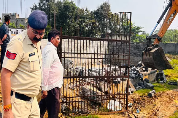 Raipur News: दौड़ा निगम का बुलडोजर: तोड़ी गई 10 दुकानें, सरकारी जमीन से हटाया गया कबाड़ का कारोबार..