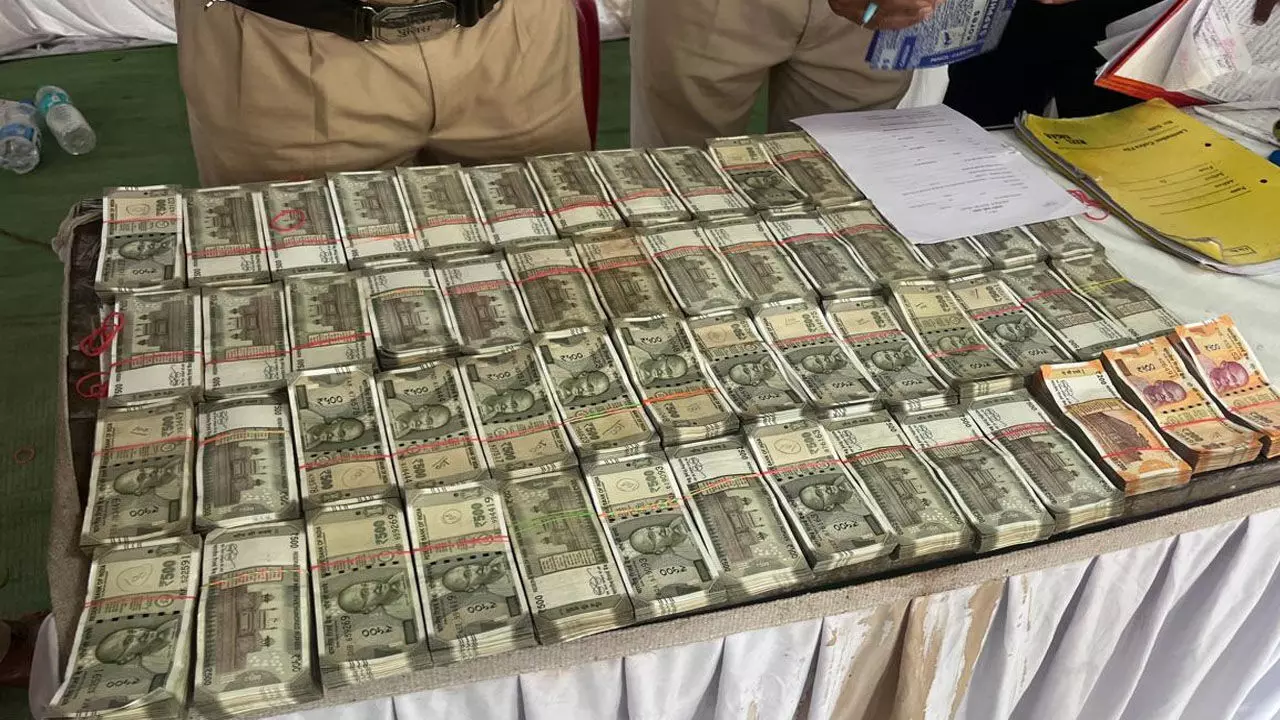 CG News: करोड़पति किसान के घर 62 लाख कैश की चोरी, कार्टून में भरकर पलंग के नीचे रखा था छुपाकर…