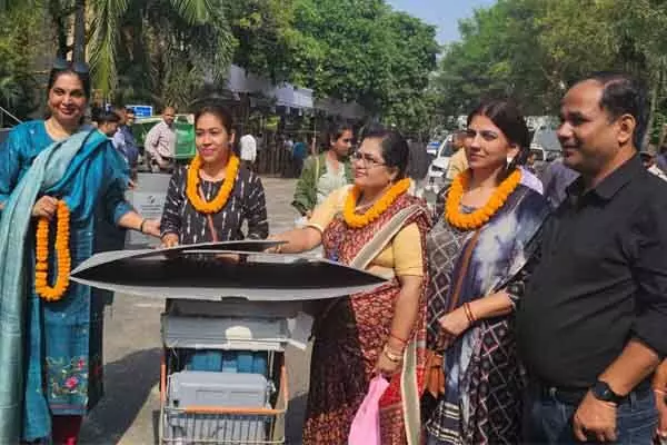 CG Assembly By-election 2024: महिलाएं ही दक्षिण की भाग्‍य विधाता: कल होगी वोटिंग, मतदान दलों की रवानगी शुरू