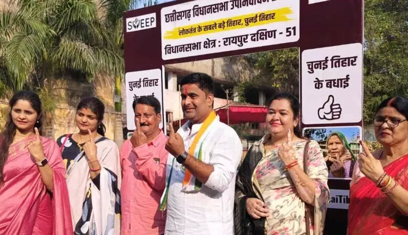 देखें फोटोः रायपुर दक्षिण उपचुनाव, आकाश शर्मा, बीजेपी ग्रामीण विधायक ने डाला वोट, सुबह 8 बजे से बूथों में मतदाताओं की भीड़…