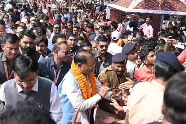 Chhattisgarh News: माटी के वीर के नाम से शुरू हुई जनजातीय गौरव पदयात्रा शुरू: केंद्रीय मंत्री मांडविया और मुख्यमंत्री विष्णुदेव साय कर रहे हैं पदयात्रा