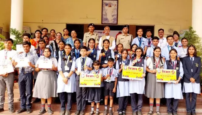 रायपुर पुलिस निजात-नशा मुक्ति व साइबर अपराध सम्बन्धी कार्यशाला का स्कूल में किया आयोजन, नशा व अपराध से दूर रहने बच्चों को किया प्रोत्साहित
