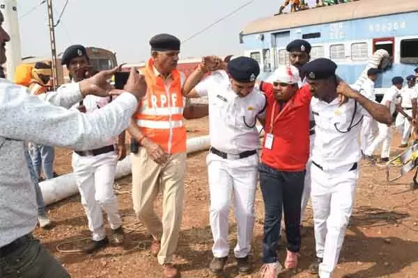 Railway Accident: रेल दुर्घटना: राहत और बचाव में जुटी रायपुर रेल मंडल की आपदा प्रबंधन टीम के साथ NDRF की बटालियन..