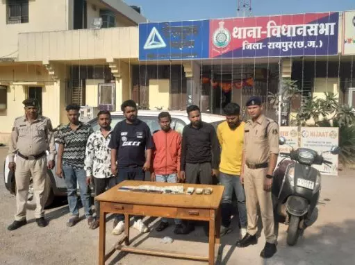 Raipur News: जुआ के फड़ पर पुलिस की दबिश, छह आरोपी गिरफ्तार, कार, बाइक से पहुंचे थे जुआ खेलने…
