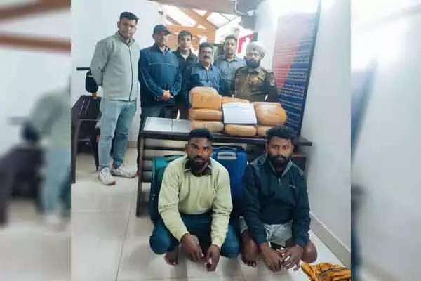 Bilaspur News: पुरी – अहमदाबाद एक्सप्रेस में पकड़ा गया 9 लाख का गांजा