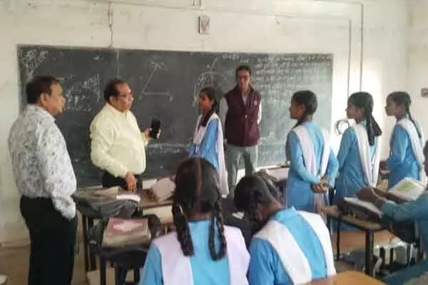 Bilaspur News: DEO का औचक निरीक्षण, शिक्षक नदारद तो कहीं स्कूल का नहीं खुला था ताला