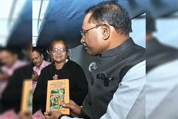Vishnudeo Sai: विष्णुदेव की सरलता और आत्मीयता ने जीता दिल: बुजुर्ग महिला ने भेंट की श्रीमद्भगवद्गीता