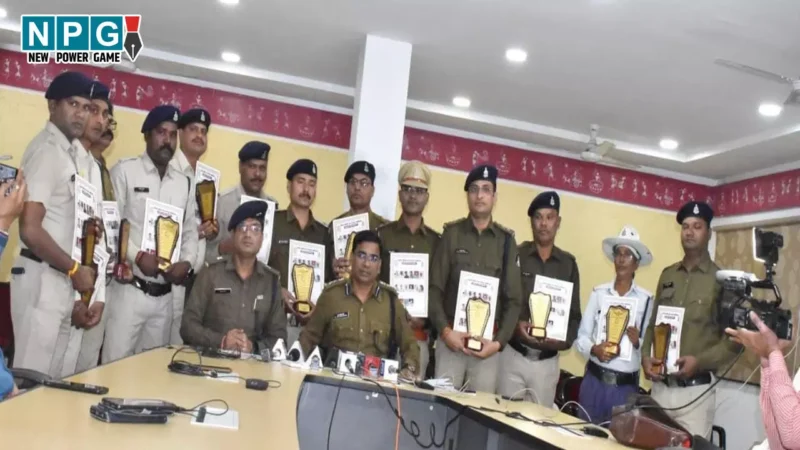 CG Police Award: 16 पुलिसकर्मियों को मिला कॉप ऑफ द मंथ अवॉर्ड, मेकाहारा ऑपरेशन थिएटर में आग से बचाने वाले आरक्षक को किया गया सम्मानित
