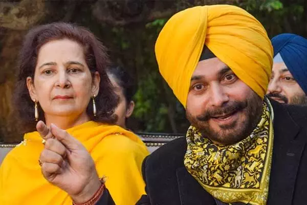 Navjot Singh Sidhu: सिद्धू दंपति को CG सिविल सोसाइटी की नोटिस: 7 दिनो के भीतर इलाज के डॉक्यूमेंट पेश करें वरना….
