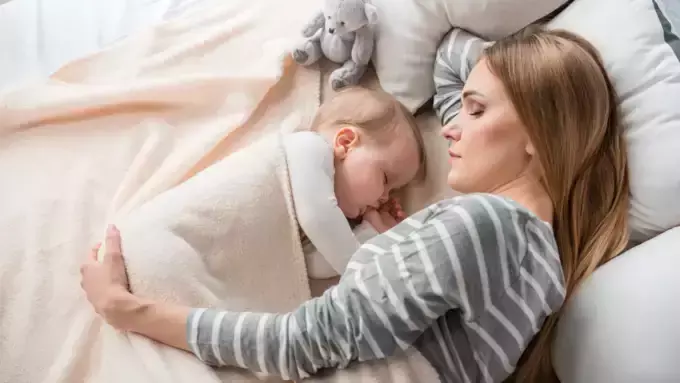 शिशु की नींद को लेकर पेरेंट्स की सामान्य गलतियां और उनसे बचने के तरीके