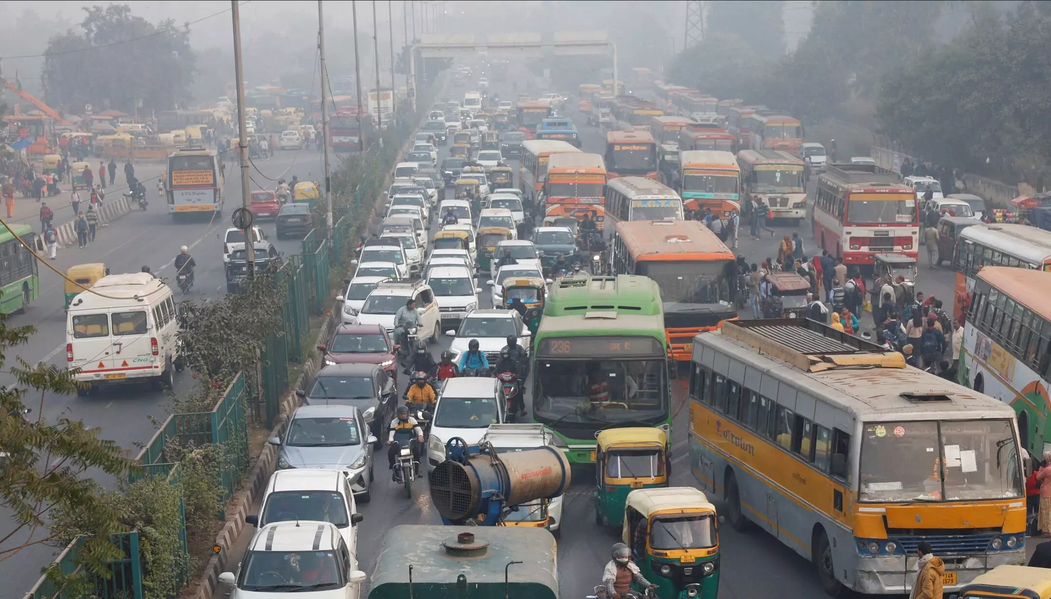 Delhi AQI Updates: प्रदूषण से बेहाल हुआ राजधानी का हाल, स्मॉग और कोहरा बढ़ा, ठंड ने बढ़ाई परेशानी