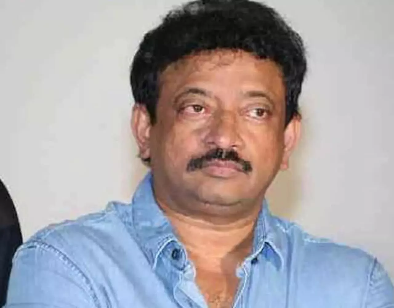 Ram Gopal Varma News: पुलिस के शिकंजे बचने के लिए घर से भागे राम गोपाल वर्मा, आखिर क्या है माजरा, जानिए…