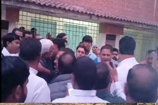 Bilaspur News: बिलासपुर में पीसीसी चीफ के सामने भिड़े कांग्रेस नेता: जानिये.. बैठक में क्यों आ गई हाथापाई की नौबत