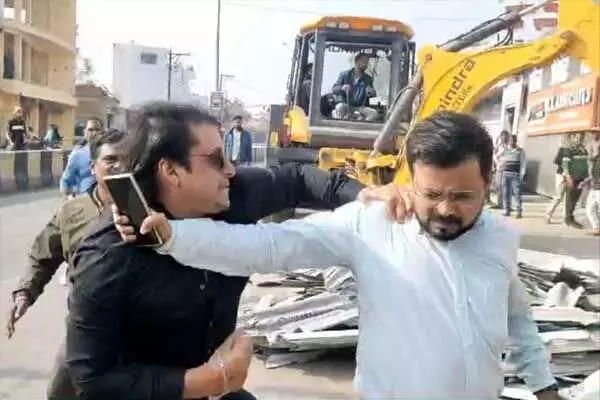 Manendragarh News: CG बीच रोड तहसीलदार की पिटाई: विवाद के बीच व्यवसायी ने की मारपीट, देखिये.. वीडियो