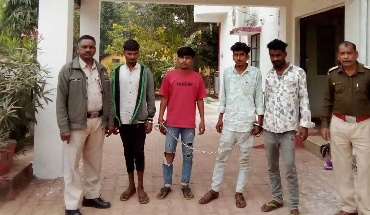 Raipur News: हाइवा को रूकवाकर ड्रायवर-कंडक्टर से मारपीट, 13 हजार और मोबाइल लूटे, पुलिस ने चार को पकड़ा…