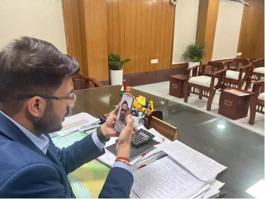 Balaudabajar News: कलेक्टर दीपक सोनी ने वीडियो कॉल कर पीएससी टॉपर रवि शंकर वर्मा को दी बधाई…