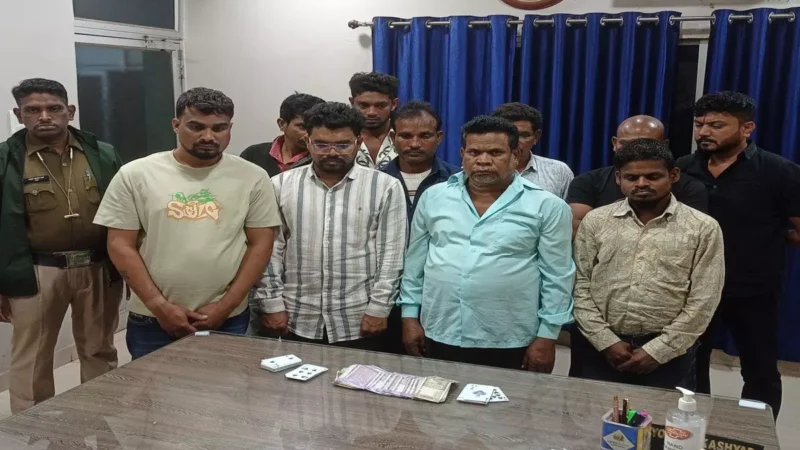 Raipur News: श्मशान घाट में खेल रहे थे जुआ, पुलिस ने मारी रेड़, 19 जुआरी गिरफ्तार…नगदी भी जब्त