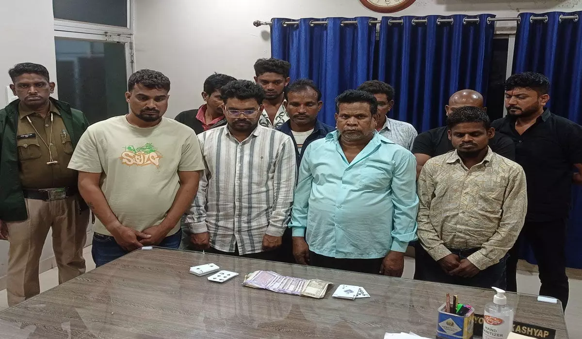 Raipur News: श्मशान घाट में खेल रहे थे जुआ, पुलिस ने मारी रेड़, 19 जुआरी गिरफ्तार…नगदी भी जब्त