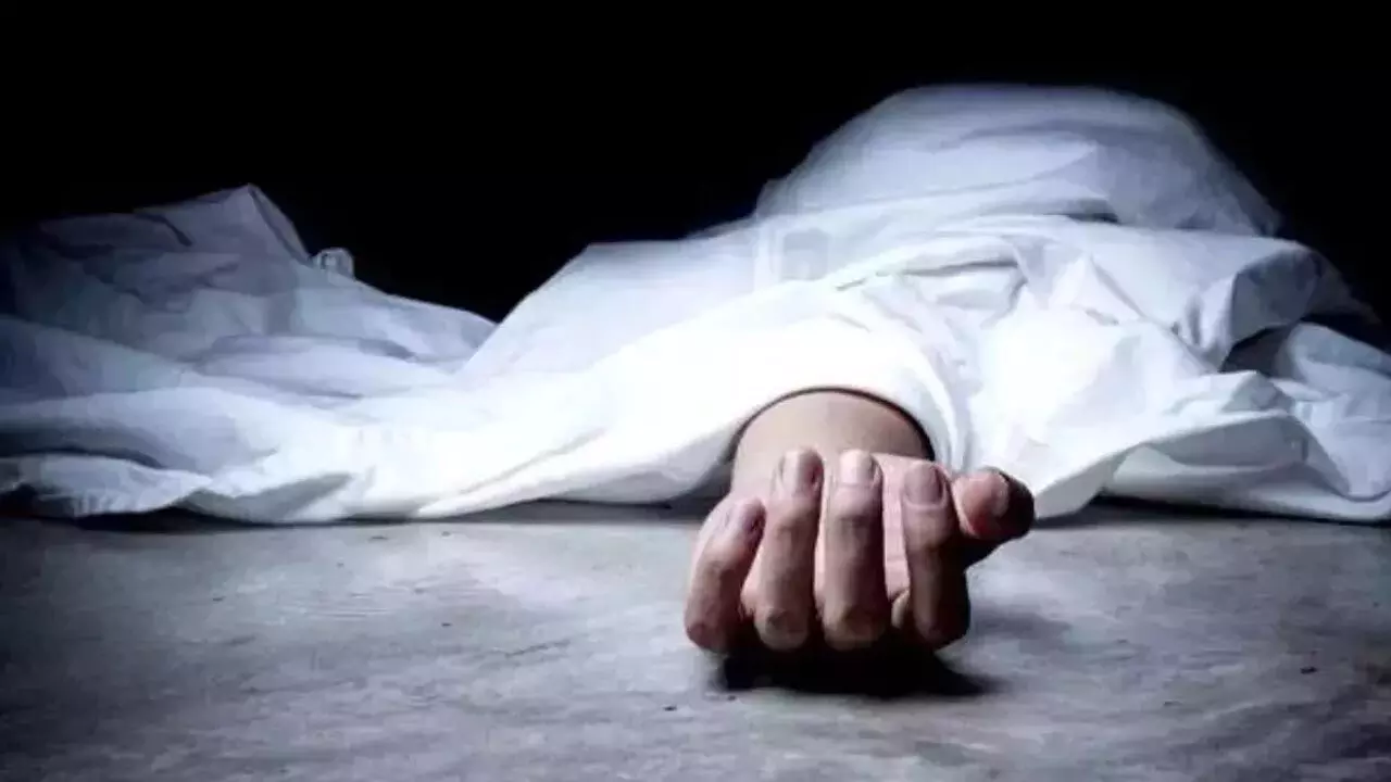 IAS Daughter Suicide News: रिटायर्ड IAS अधिकारी की बेटी ने की आत्महत्या, 29वीं मंजिल से कूदकर दी जान, जांच में जुटी पुलिस…