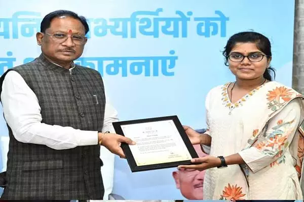 CG PSC: किसान की अफसर बिटिया का विष्णुदेव ने किया सम्मानित: पिता ने सीएम का जताया आभार, कहा- परीक्षा प्रक्रिया में पारदर्शिता आने पर मिली उपलब्धि