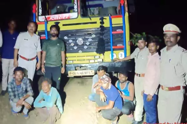 Chhattisgarh News: छत्तीसगढ़ वन विभाग की बड़ी कार्रवाई: जंगल में अवैध उत्खनन करने वाले 10 वाहन राजसात