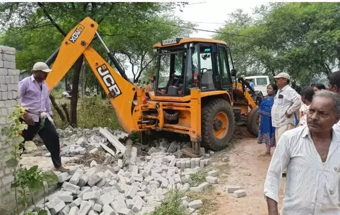 Bilaspur News: अवैध प्लाटिंग पर निगम और प्रशासन की कार्रवाई, बाउंड्री और दीवार ढहाई गई