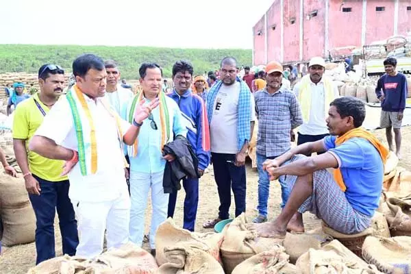 Chhattisgarh News: किसानों का हाल जानने धान खरीदी केंद्रों में पहुंचें कांग्रेस नेता: किसानों से किया सीधा संवाद