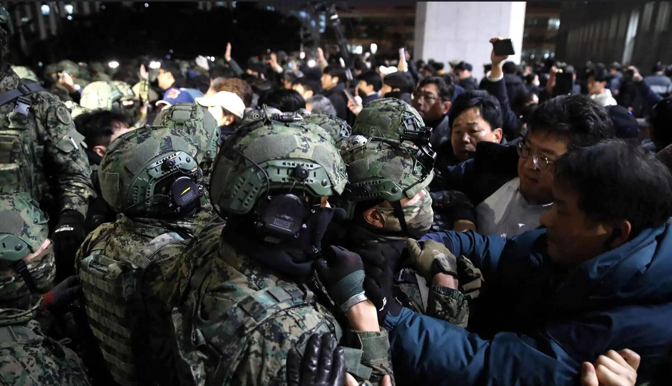 South Korea Martial Law: 6 घंटे बाद ही हटा मार्शल लॉ, दक्षिण कोरिया में राष्ट्रपति झुके, राष्ट्रपति पर चल सकता है महाभियोग