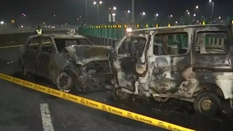 Delhi Accident News Today: दिल्ली के द्वारका एक्सप्रेसवे पर भयानक हादसा, दो कारों में टक्कर के बाद लगी आग, 1 की मौत