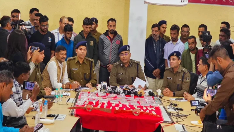 CG में गैंती गैंग का पर्दाफाश:  25 चोरी, 35 लाख के जेवरात जब्त, 11 आरोपी गिरफ्तार…