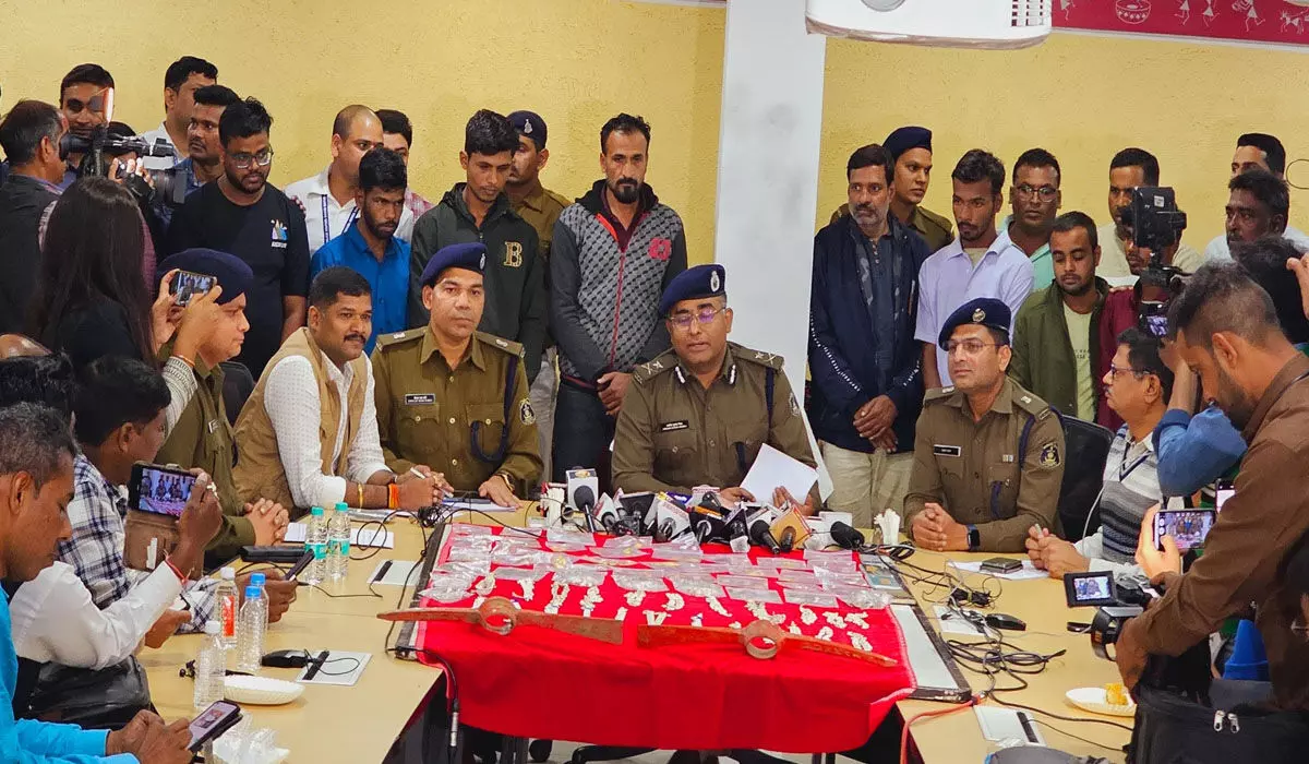 CG में गैंती गैंग का पर्दाफाश:  25 चोरी, 35 लाख के जेवरात जब्त, 11 आरोपी गिरफ्तार…