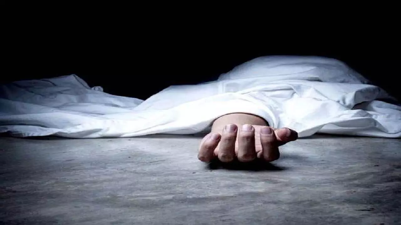 Jhansi Couple Suicide News: प्रेमी जोड़े ने होटल के कमरे में लगाई फांसी, अलग होने के डर से उठाया ऐसा कदम….