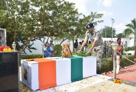शहीद प्रधान आरक्षक बिरेंद्र कुमार सोरी के पार्थिव शरीर को राजकीय सम्मान के साथ दी गई अंतिम विदाई…