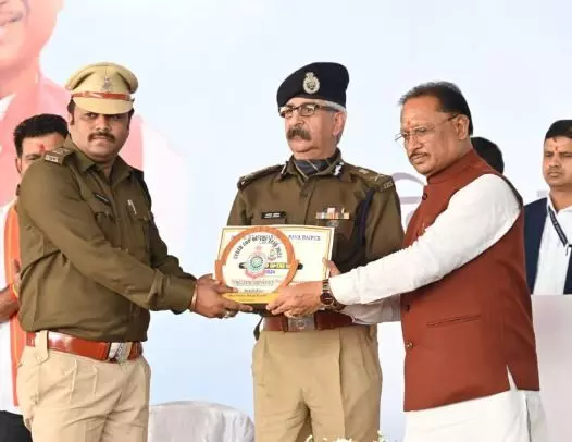 Chhattisgarh: 5 इंस्पेक्टरों और हवलदार को CM विष्णुदेव ने दिया साइबर ऑफ द ईयर सम्मान, साइबर अपराधों को सुलझाने में उत्कृष्ट काम करने पर हुए पुरस्कृत