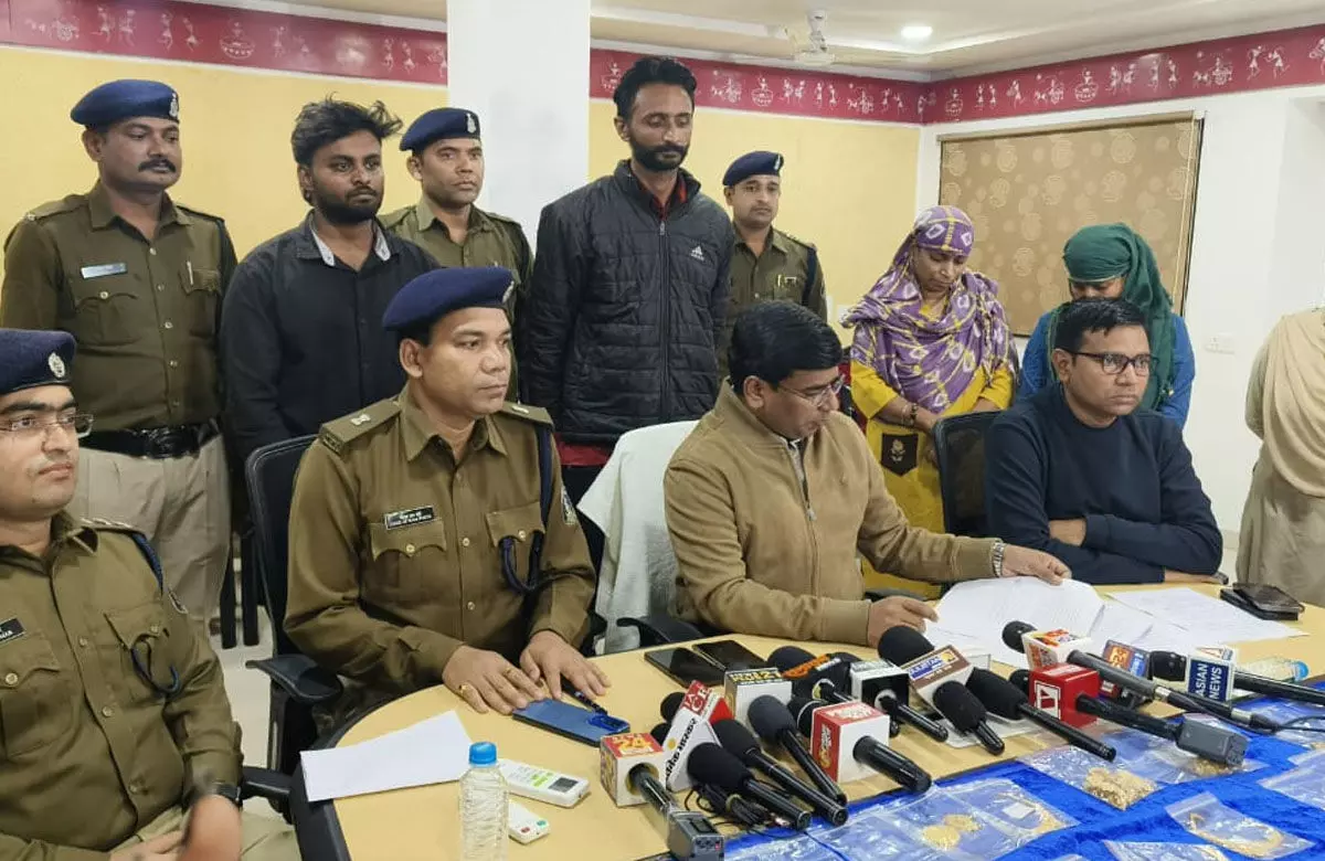 Raipur News: महिला ने वाई-फाई लगवाने के बहाने बुलाया और कमरे में ले जाकर… फिर पुलिस कंप्लेंट की धमकी देकर लूट लिए आठ हजार….