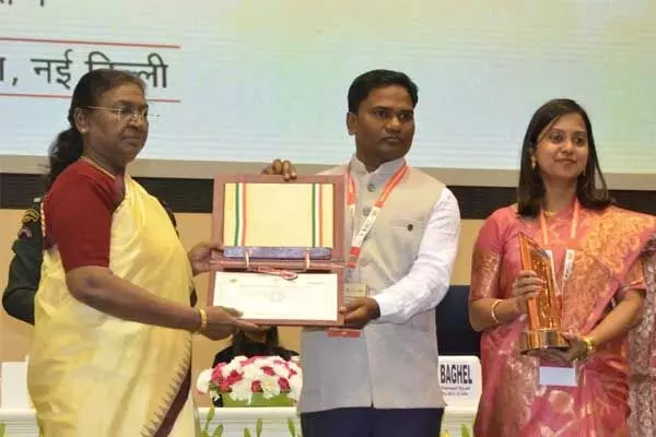 Chhattisgarh News: CG हरदीभाटा ग्राम पंचायत को मिला राष्ट्रीय पंचायत पुरस्कार 2024: नई दिल्ली के विज्ञान भवन में राष्‍ट्रपति ने किया पुरस्‍कृत