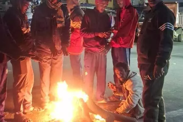 Chhattisgarh News: बढ़ गई ठंड, जलाओ अलाव: शहरी क्षेत्रों में सार्वजनिक स्‍थानों पर अलाव जलाने के निर्देश..