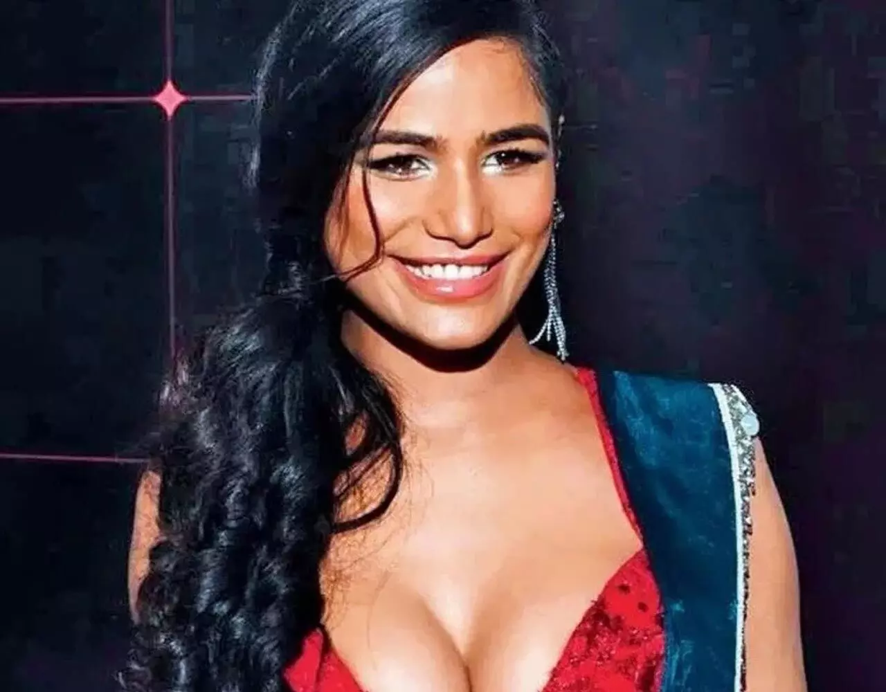 Poonam Pandey Oops Moment: पूनम पांडे हुई ऊप्स मोमेंट का शिकार, VIDEO देख लोगों ने किए भद्दे कमेंट्स, भड़की एक्ट्रेस बोलीं- तुम लोग…