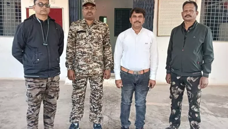 CG Teacher Suspended: छात्राओं को बैड़ टच करने वाला शिक्षक सस्पेंड़, पुलिस ने किया गिरफ्तार, स्टूडेंट्स को जबरन गोद में उठाकर करता था छेड़छाड़…