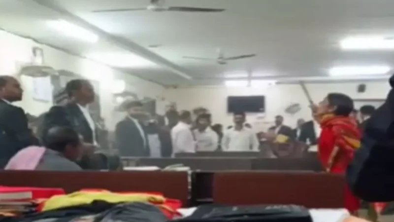 Raipur News: कोर्ट परिसर में वकील पर महिला ने फेंका चूना, डंडा से मारने की भी कोशिश…देखें वीडियो
