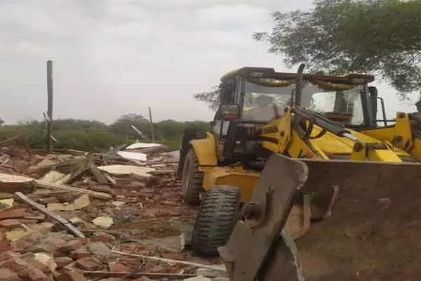 Bilaspur News: CG कुख्यात बदमाश के खिलाफ बुलडोर वाली कार्रवाई: एक एकड़ जमीन पर से हटाया गया कब्‍जा..