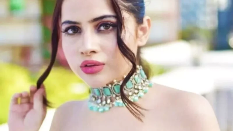 Urfi Javed Video: लो भाई, उर्फी का आया नया कारनामा: बदन पर कपड़े के जगह लटकाई ऐसी चीज, वीडियो देख लोग बोले- 'अरे दीदी..’