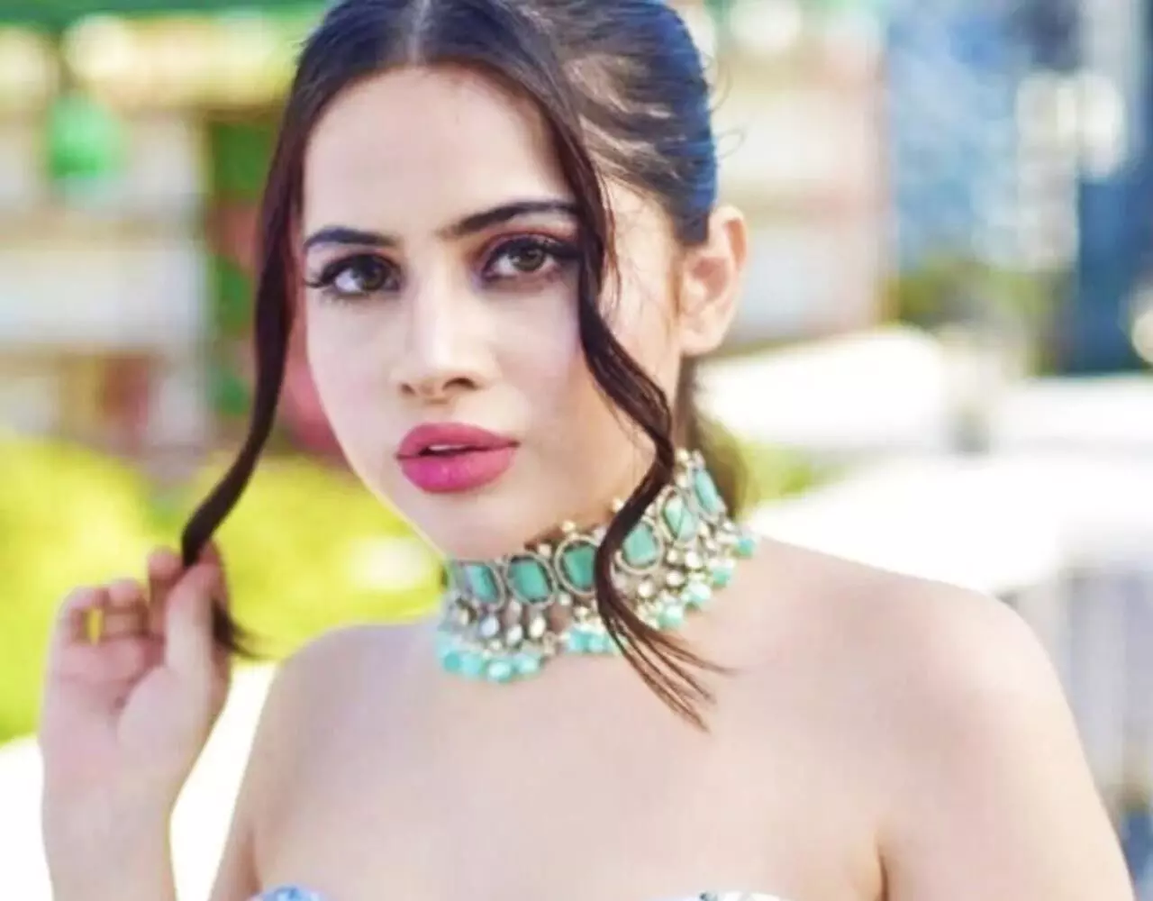 Urfi Javed Video: लो भाई, उर्फी का आया नया कारनामा: बदन पर कपड़े के जगह लटकाई ऐसी चीज, वीडियो देख लोग बोले- 'अरे दीदी..’