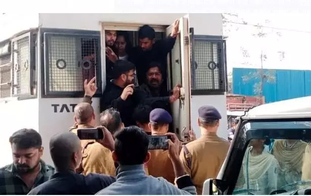 केरल के राज्यपाल को काला झंडा दिखाने से पहले NSUI व युवा कांग्रेस नेता गिरफ्तार