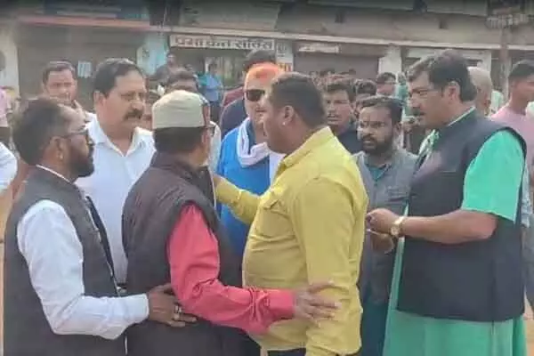 Bilaspur News: CG आपस में भिड़े कांग्रेसी, हाथापाई की नौबत, वायरल हो रहा वीडियो, जानिए क्या है मामला
